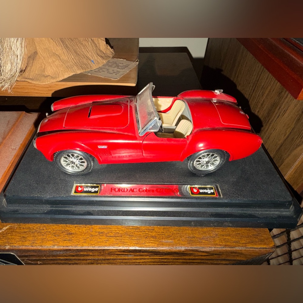Bburago 1:24 scale die-cast model of a 1965 Ford AC Cobra 427